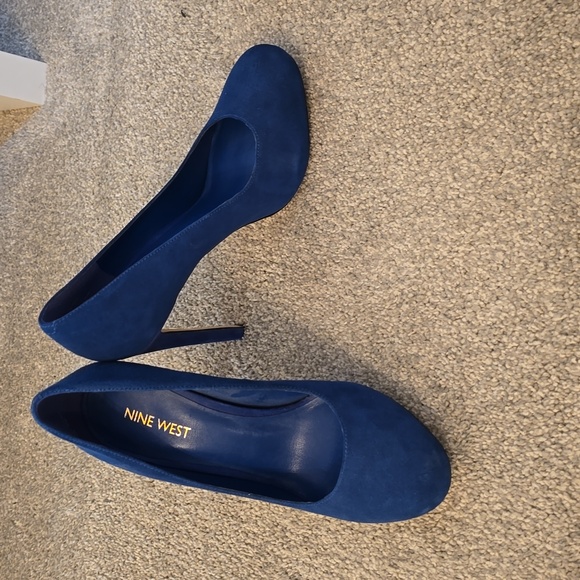 Size 7 blue suede Nine West Heels never worn - Picture 2 of 5